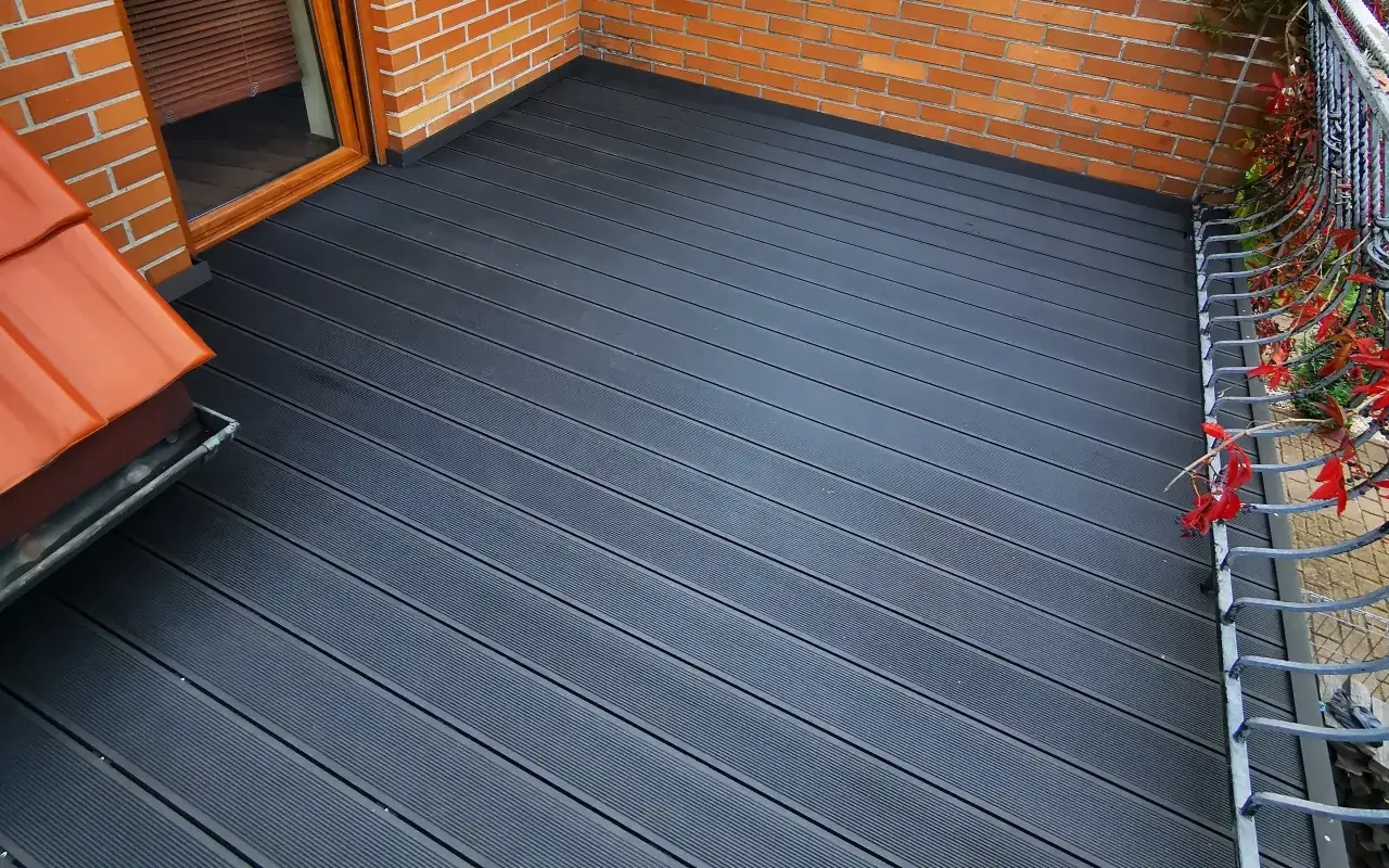 Nowoczesny balkon z szarymi deskami kompozytowymi, idealnymi do układania na tarasie.