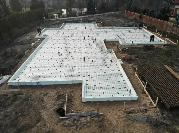 Budowa fundamentów pod taras z wykorzystaniem bloczków betonowych i zbrojenia.